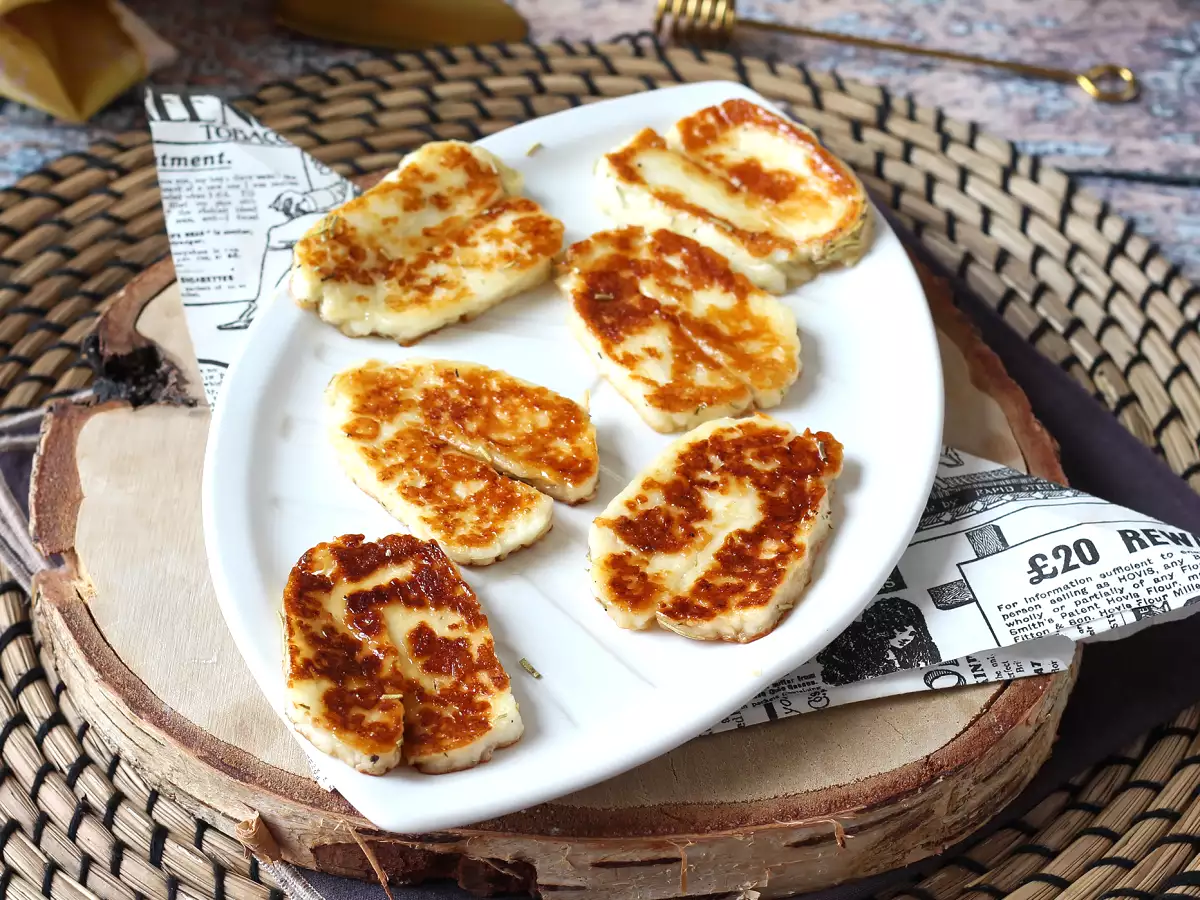 Sladkokyslý Halloumi vyprážaný na panvici s medom a rozmarínom - foto 3
