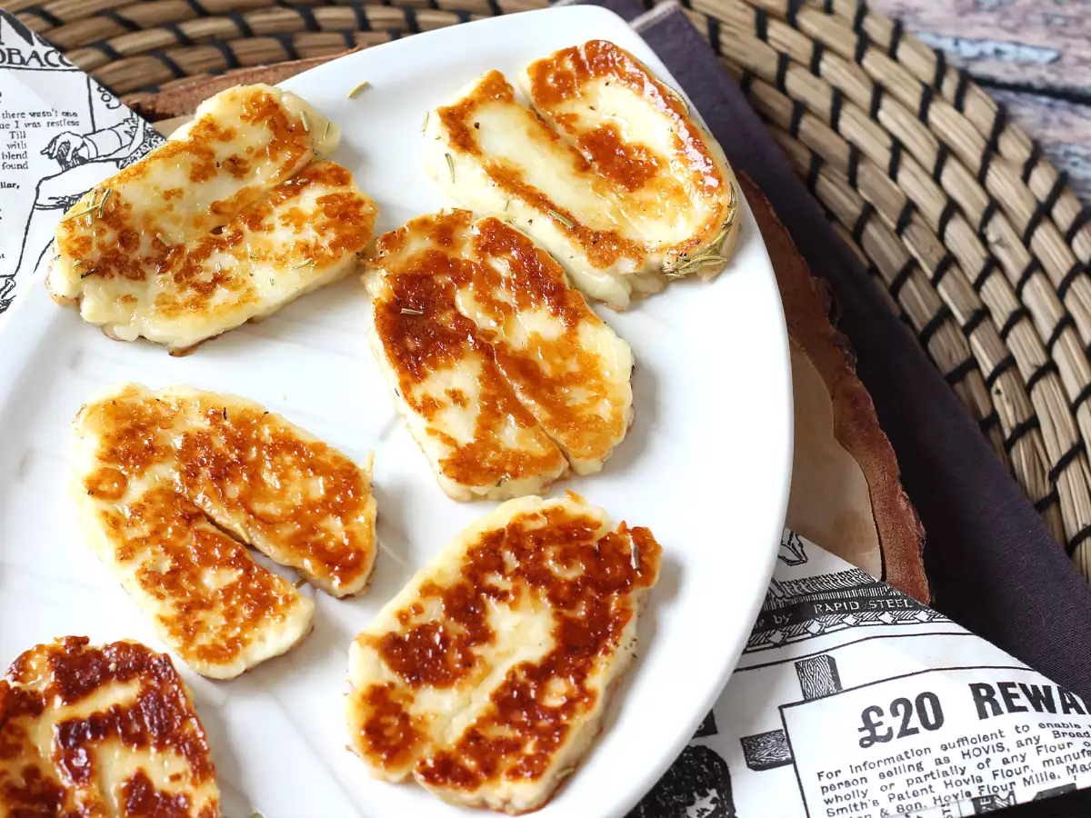 Sladkokyslý Halloumi vyprážaný na panvici s medom a rozmarínom - foto 4