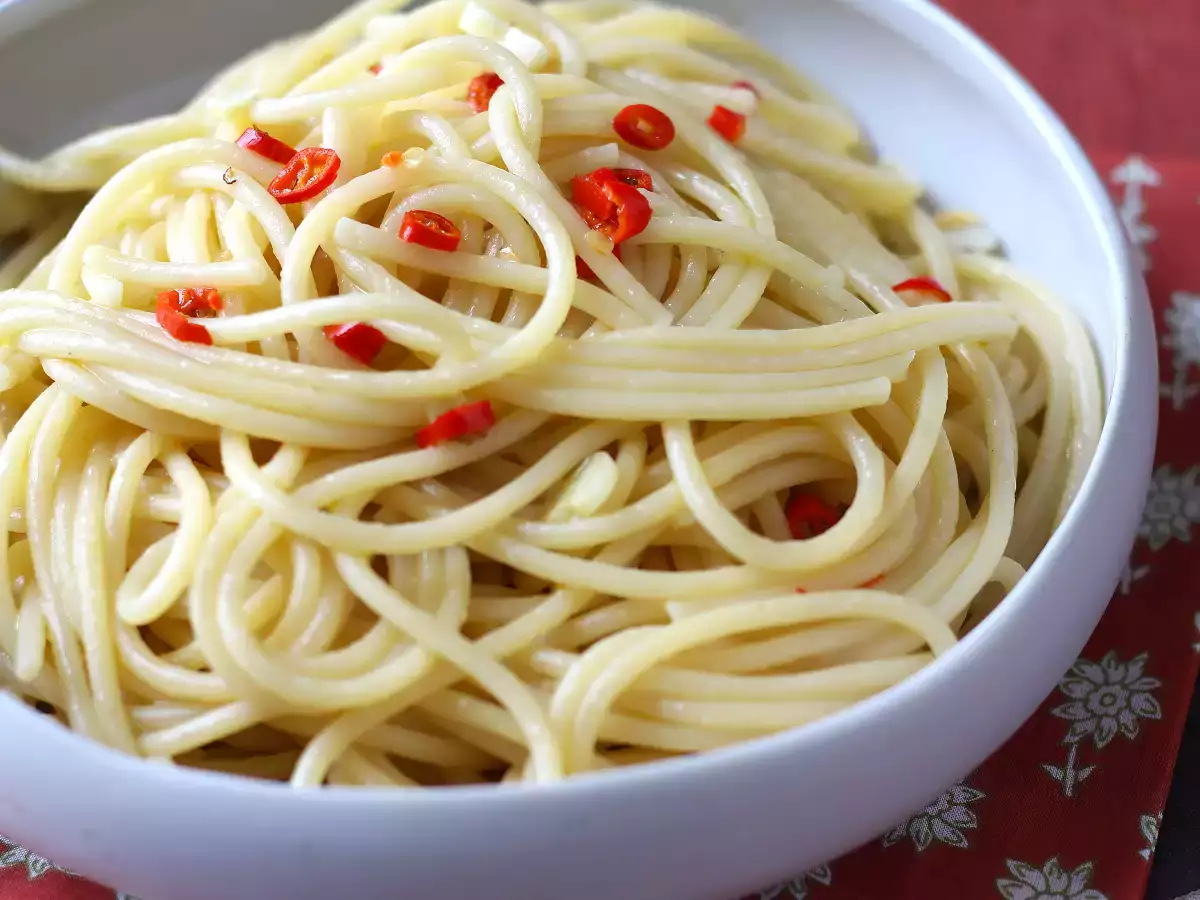 Špagety aglio, olio a peperoncino: talianske tradičné jedlo na poslednú chvíľu - foto 5