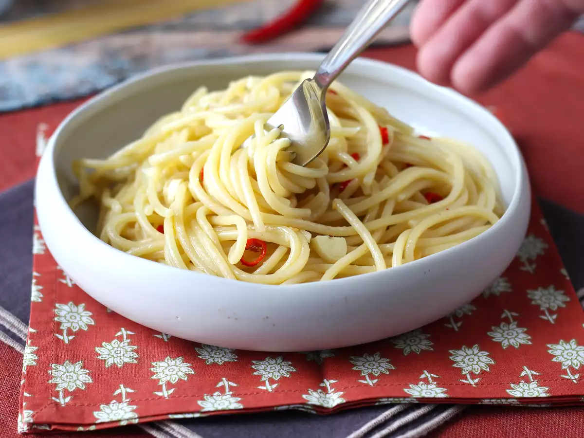 Špagety aglio, olio a peperoncino: talianske tradičné jedlo na poslednú chvíľu - foto 6