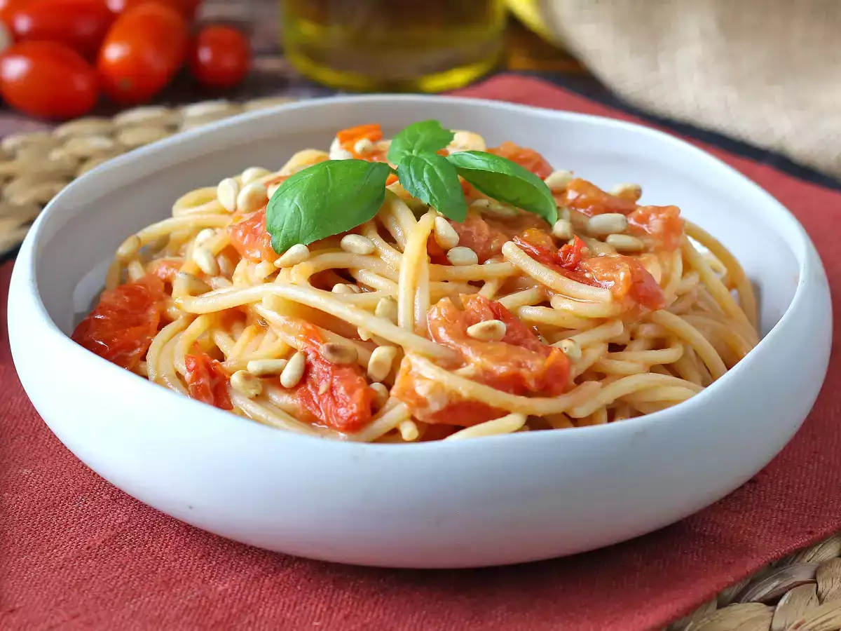 Špagety s cherry paradajkami a píniovými orieškami: krémový a voňavý recept - foto 2
