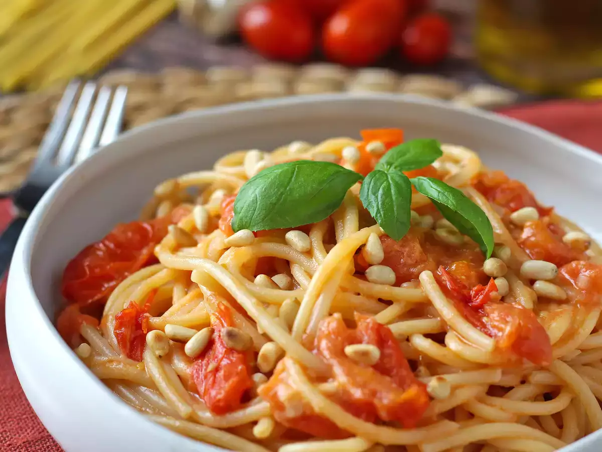 Špagety s cherry paradajkami a píniovými orieškami: krémový a voňavý recept - foto 3