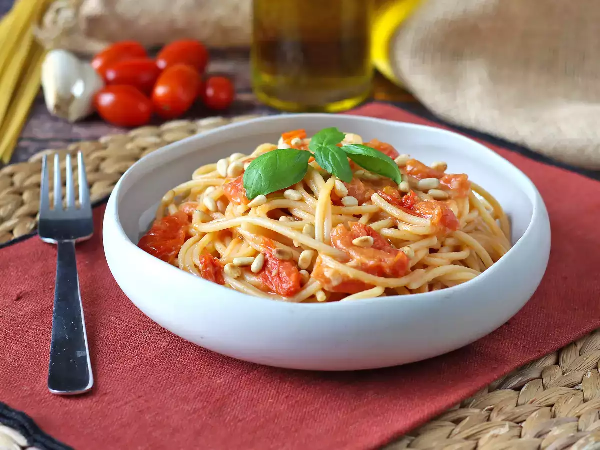 Špagety s cherry paradajkami a píniovými orieškami: krémový a voňavý recept - foto 4
