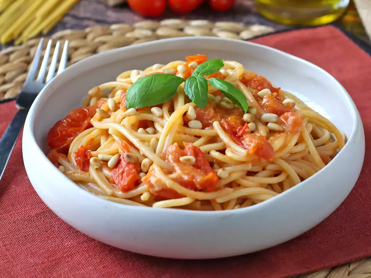 Špagety s cherry paradajkami a píniovými orieškami: krémový a voňavý recept - foto 5