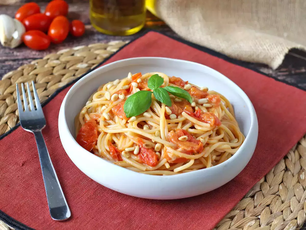 Špagety s cherry paradajkami a píniovými orieškami: krémový a voňavý recept - foto 6