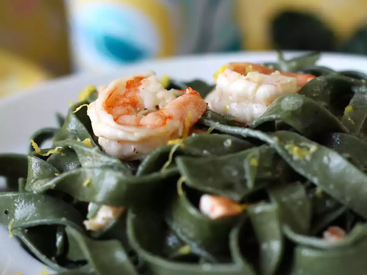Spirulinové cestoviny s krevetami a citrónom: prvý chod bohatý na živiny s jedinečnou chuťou - foto 4