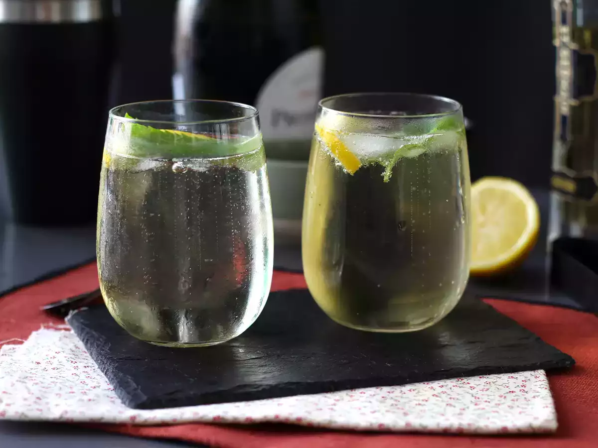 Spritz St-Germain s likérom z bazového kvetu, mimoriadne svieži koktail na leto
