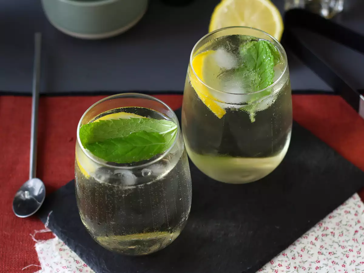 Spritz St-Germain s likérom z bazového kvetu, mimoriadne svieži koktail na leto - foto 7