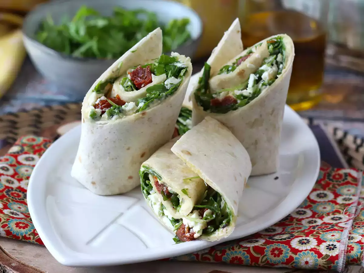 Stredomorský wrap plnený humusom, rukolou, paprikou a fetou