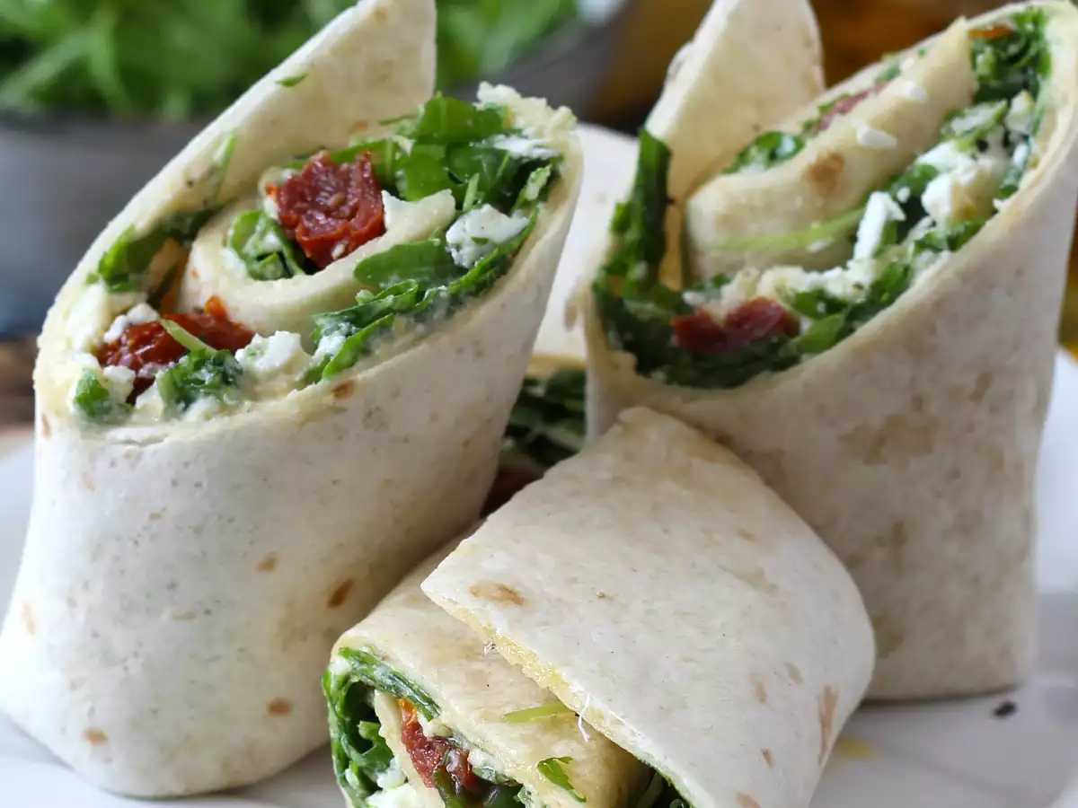 Stredomorský wrap plnený humusom, rukolou, paprikou a fetou - foto 2