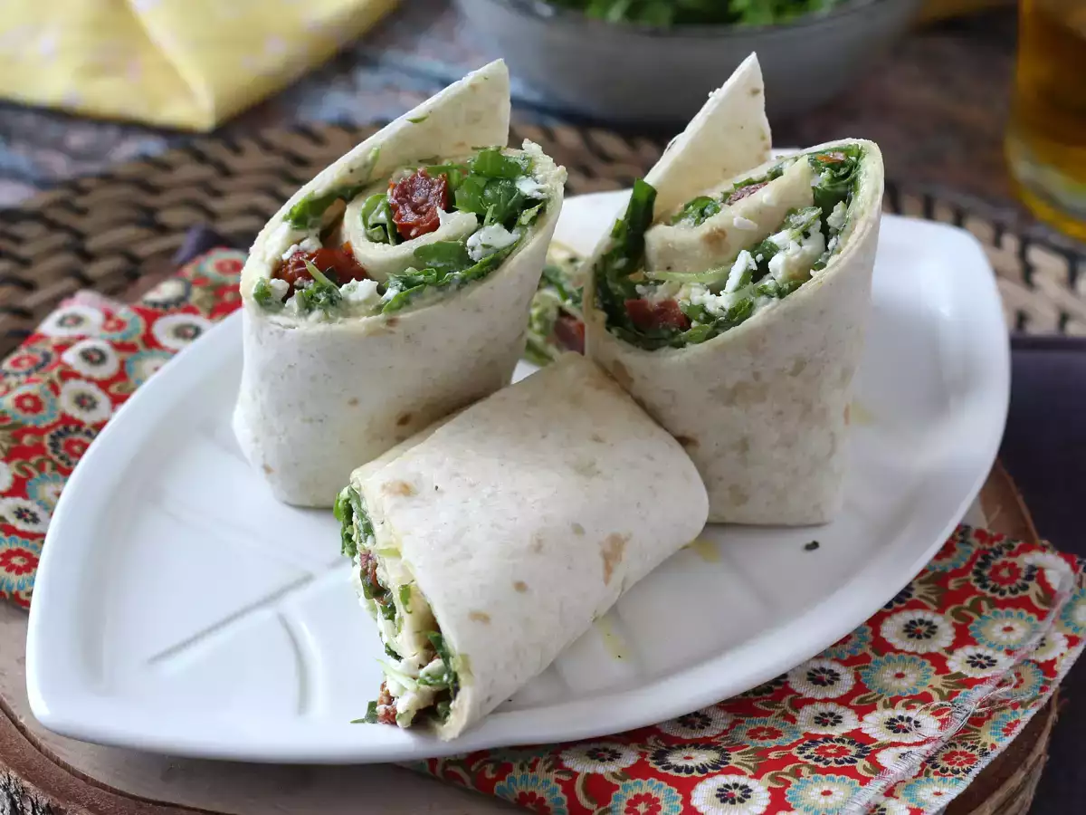 Stredomorský wrap plnený humusom, rukolou, paprikou a fetou - foto 3