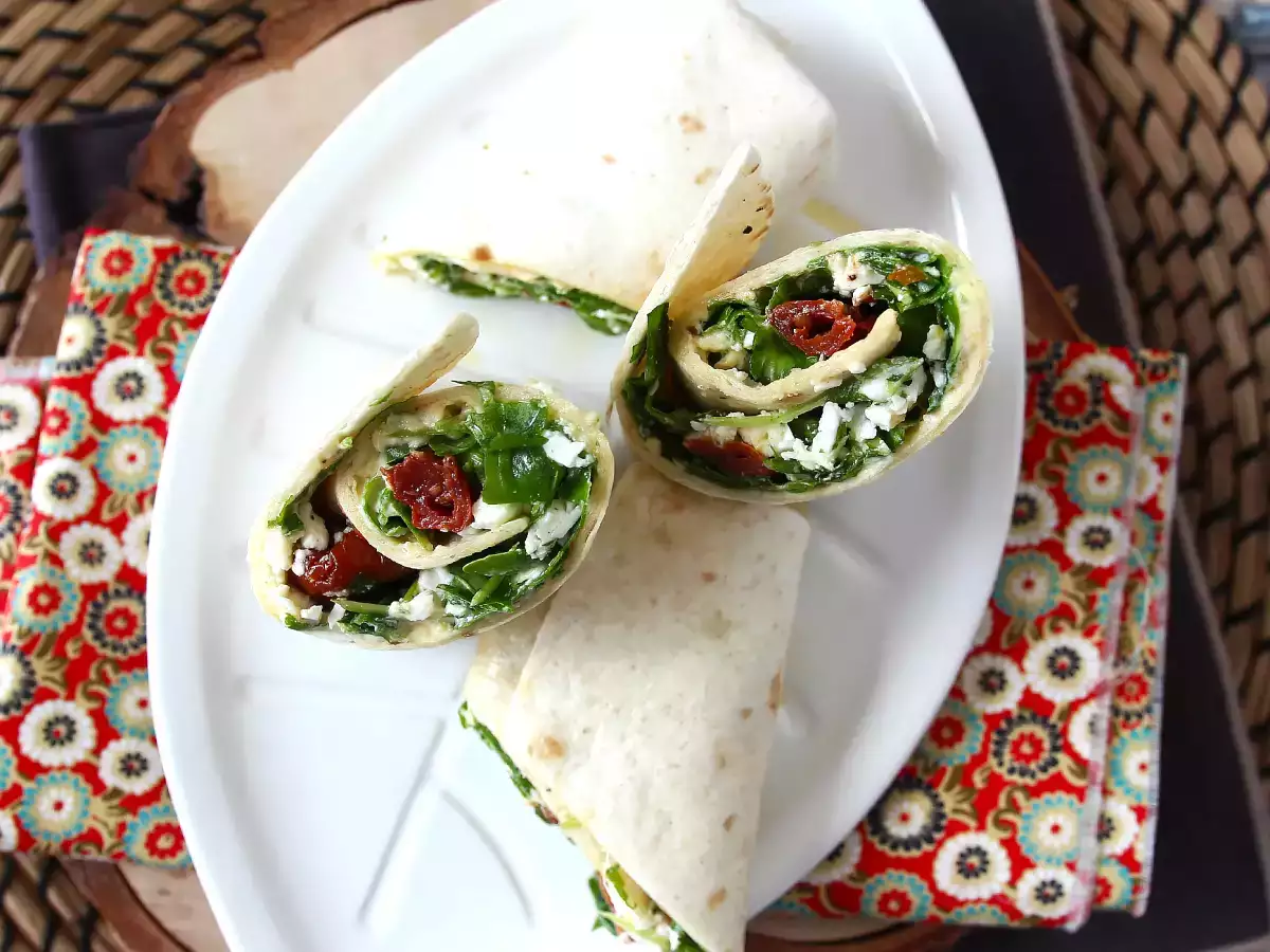 Stredomorský wrap plnený humusom, rukolou, paprikou a fetou - foto 4