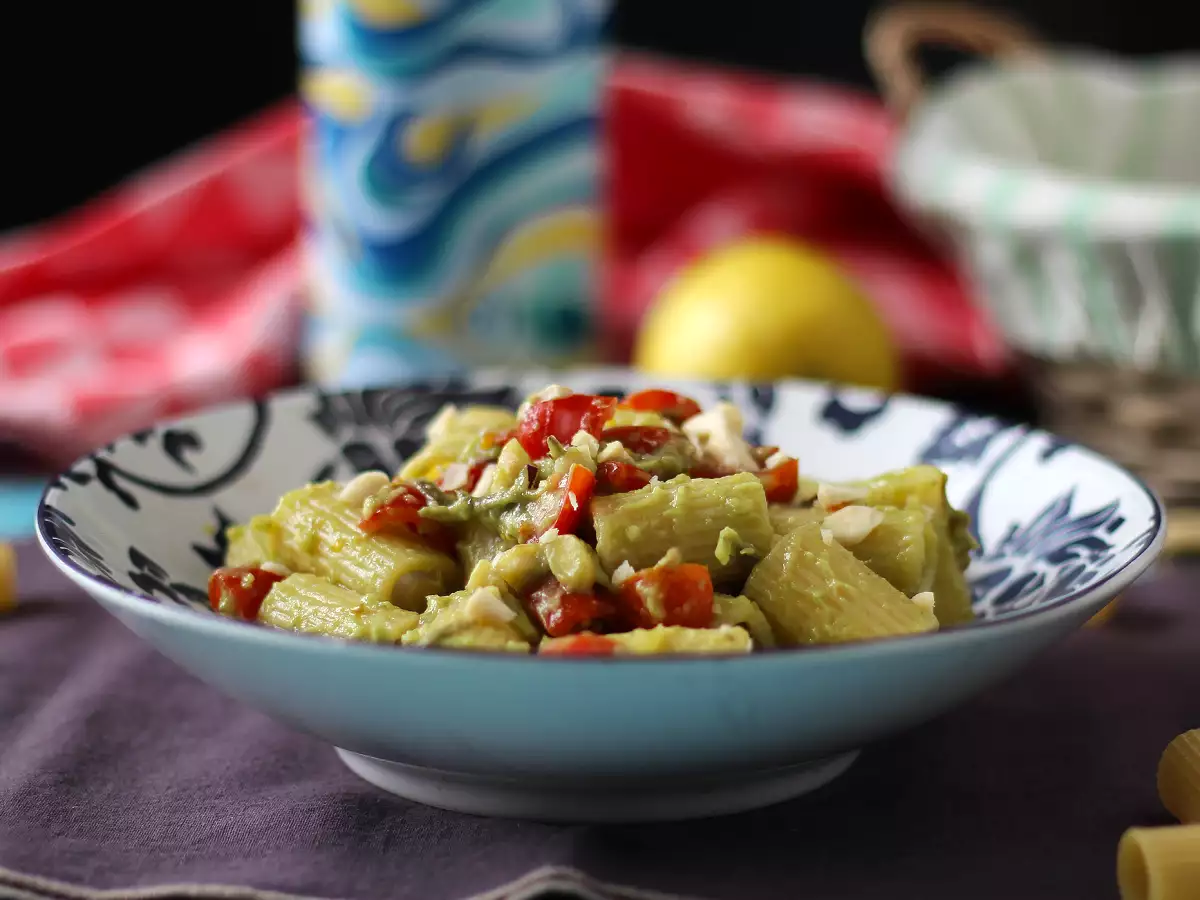 Studené cestoviny s avokádovým krémom, mandľami a cherry paradajkami: vegetariánske a veľmi chutné!