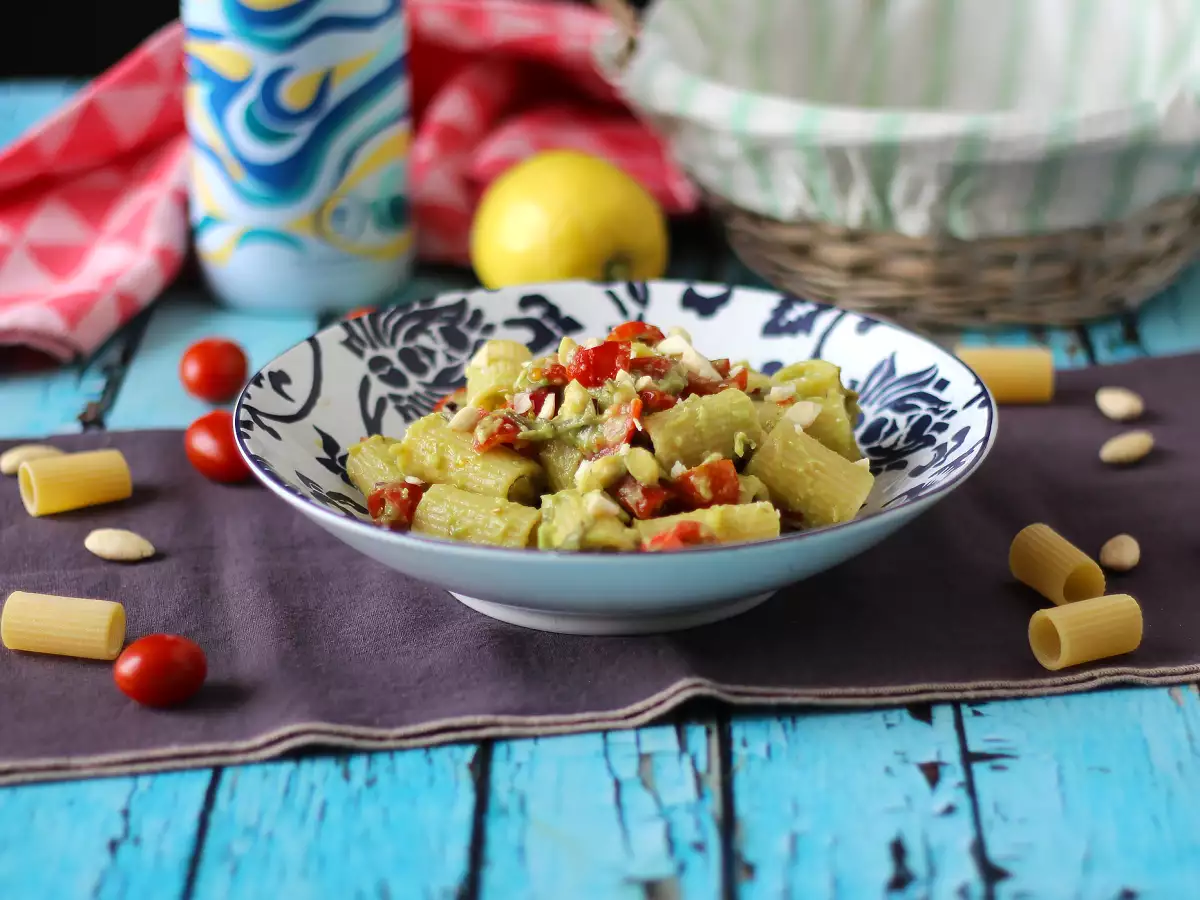 Studené cestoviny s avokádovým krémom, mandľami a cherry paradajkami: vegetariánske a veľmi chutné! - foto 2