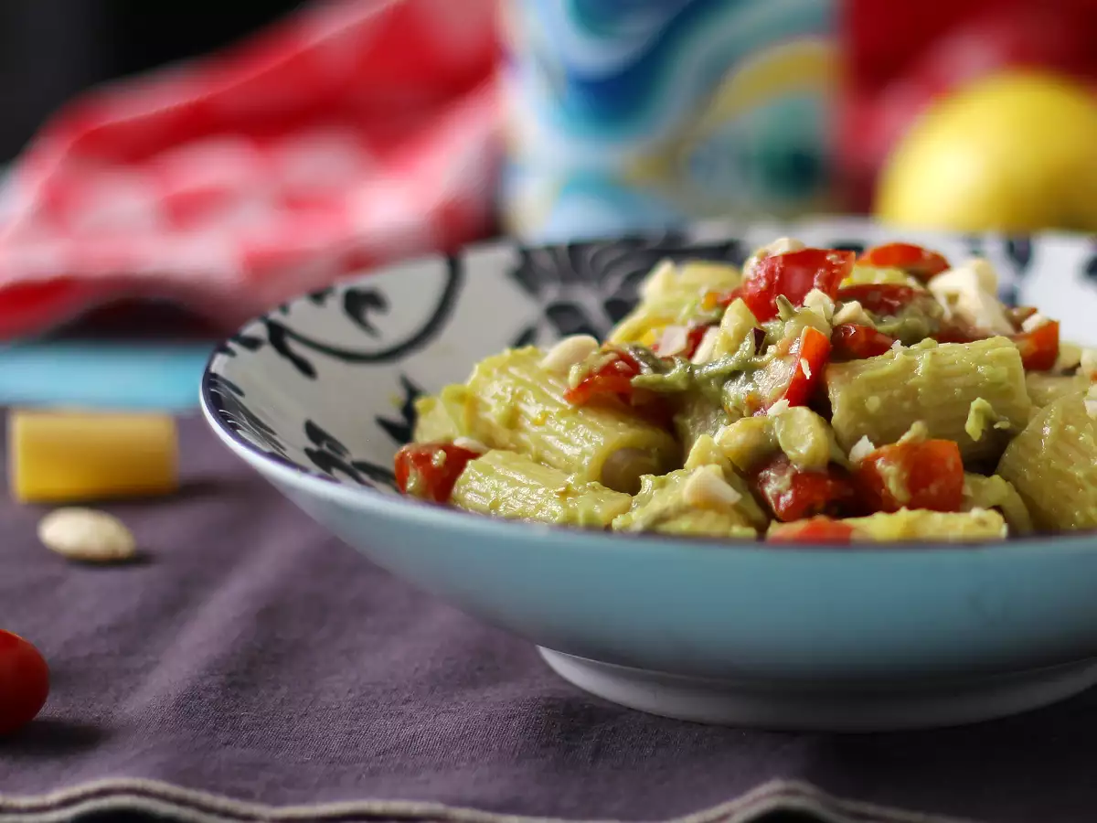 Studené cestoviny s avokádovým krémom, mandľami a cherry paradajkami: vegetariánske a veľmi chutné! - foto 3