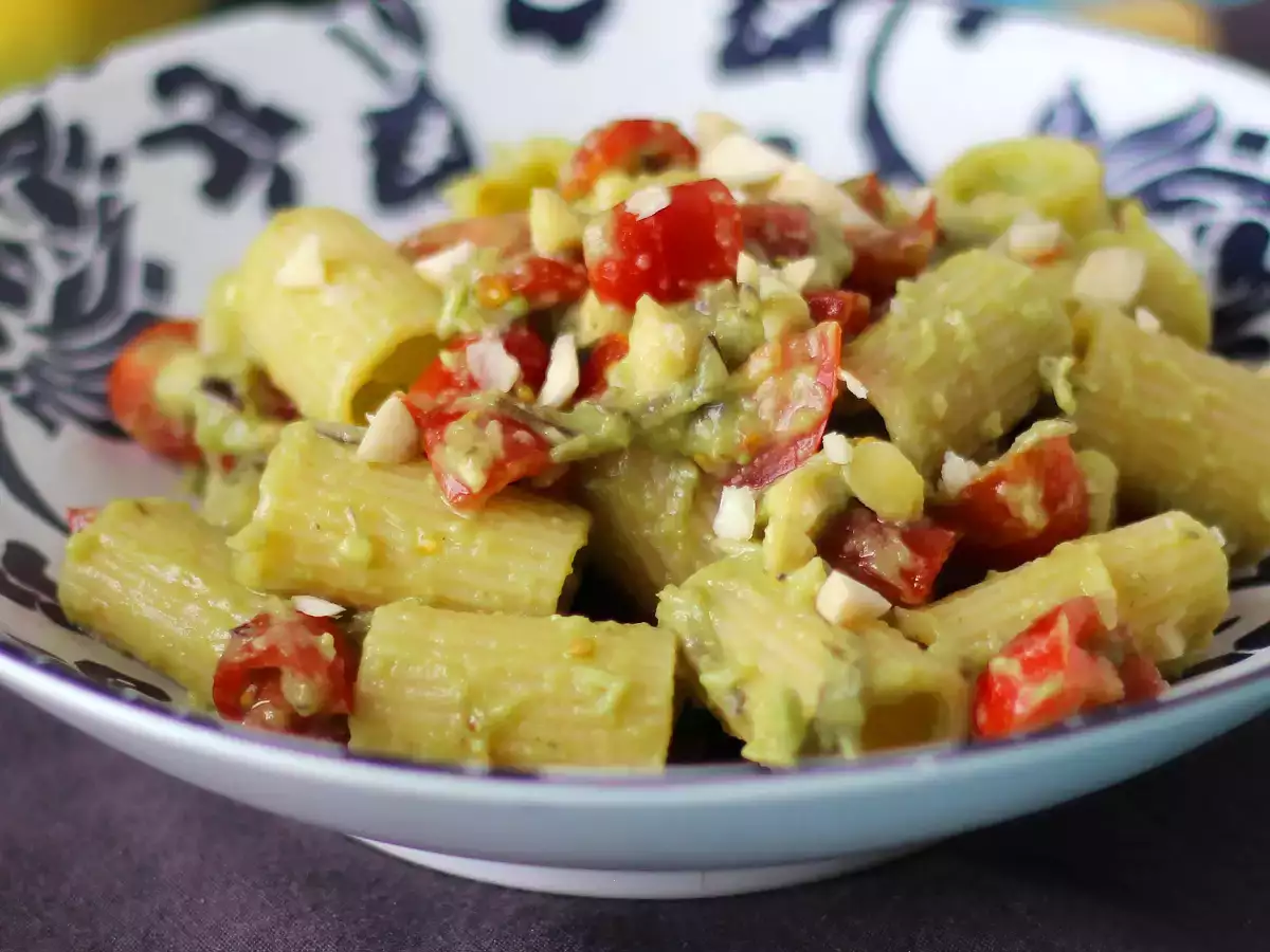 Studené cestoviny s avokádovým krémom, mandľami a cherry paradajkami: vegetariánske a veľmi chutné! - foto 4