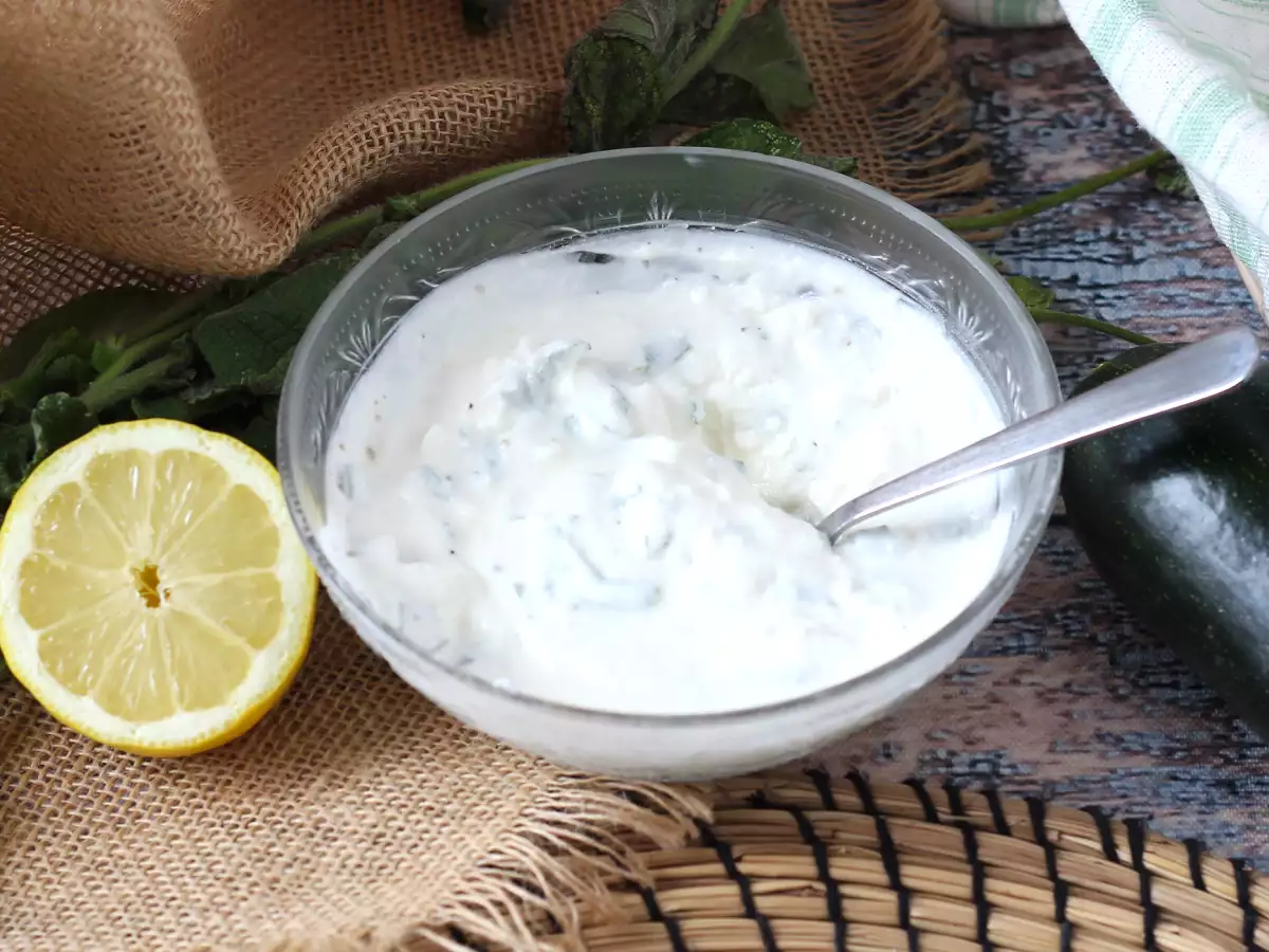 Super svieži jogurt, feta, citrón a mätová omáčka!