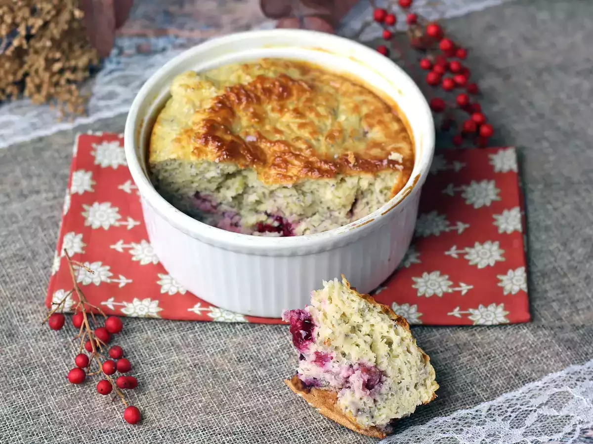 Superjednoduchý proteínový koláč s červeným ovocím - foto 5