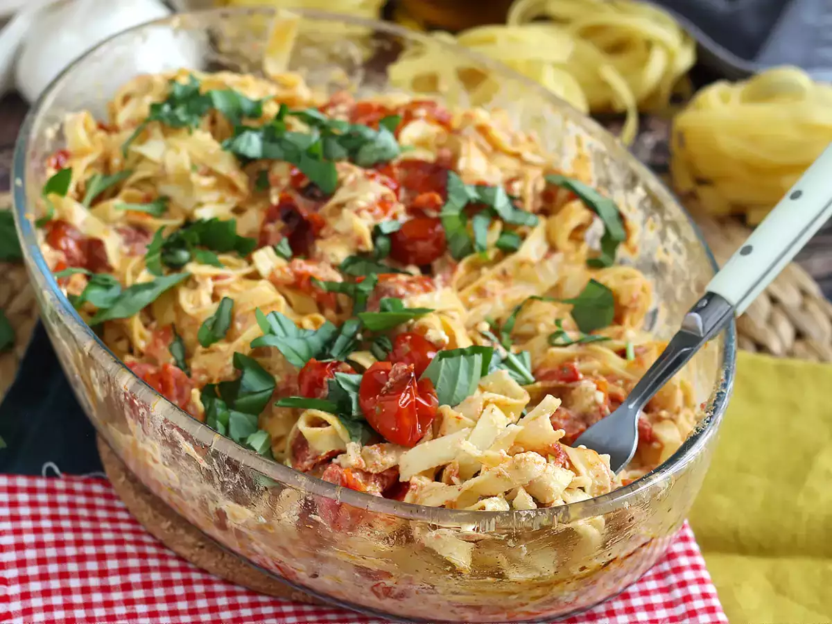 Tagliatelle feta cherry paradajky - pečené cestoviny s feta paradajkami