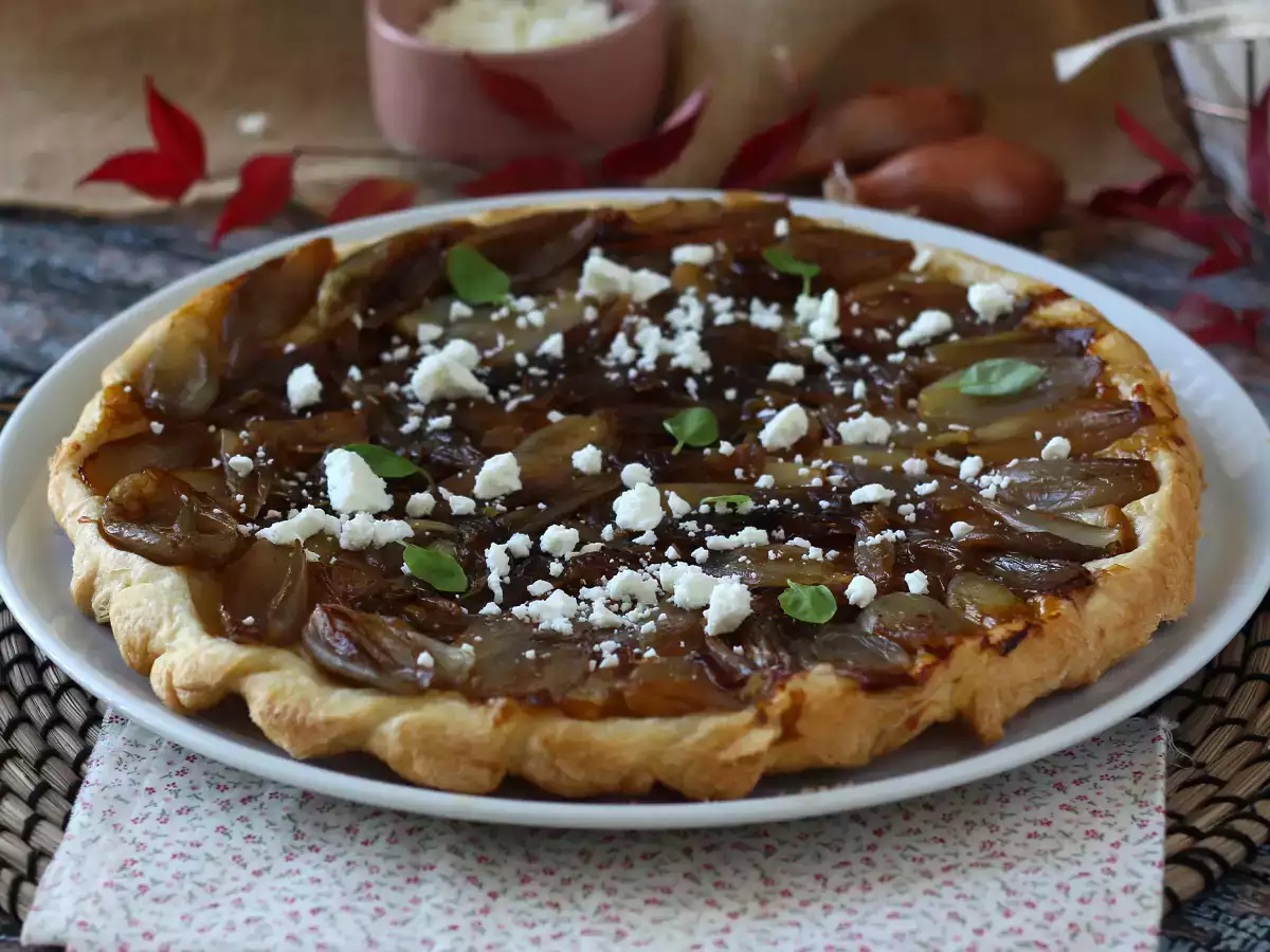 Tarte tatin so šalotkou a fetou, neodolateľná slaná verzia!