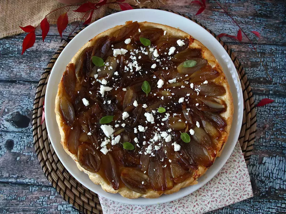 Tarte tatin so šalotkou a fetou, neodolateľná slaná verzia! - foto 2