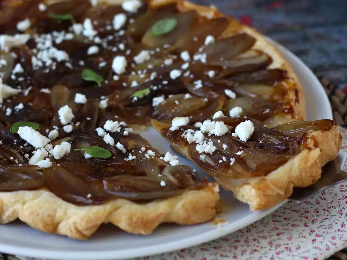 Tarte tatin so šalotkou a fetou, neodolateľná slaná verzia! - foto 3