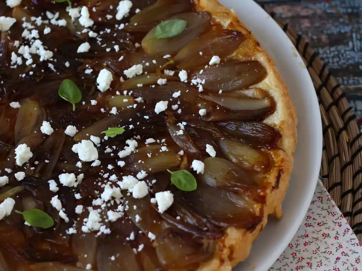 Tarte tatin so šalotkou a fetou, neodolateľná slaná verzia! - foto 4