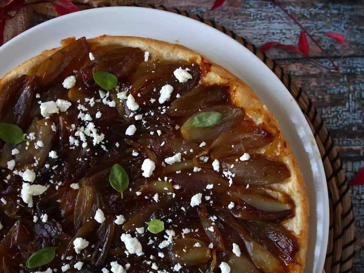 Tarte tatin so šalotkou a fetou, neodolateľná slaná verzia! - foto 7