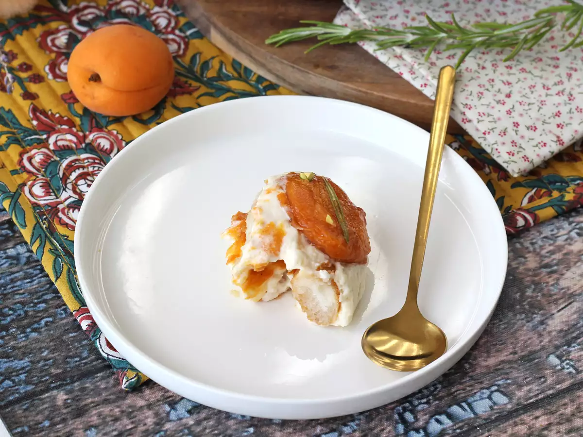 Tiramisu s pečenými marhúľami: ovocný dezert s jemnou konzistenciou, ideálny na leto - foto 3