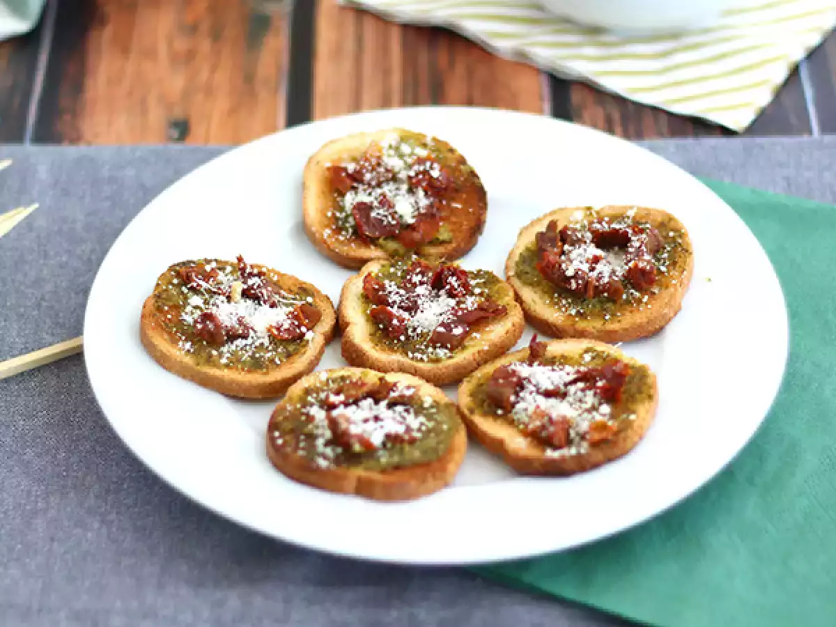 Toast s pestom, parmezánom a sušenými paradajkami
