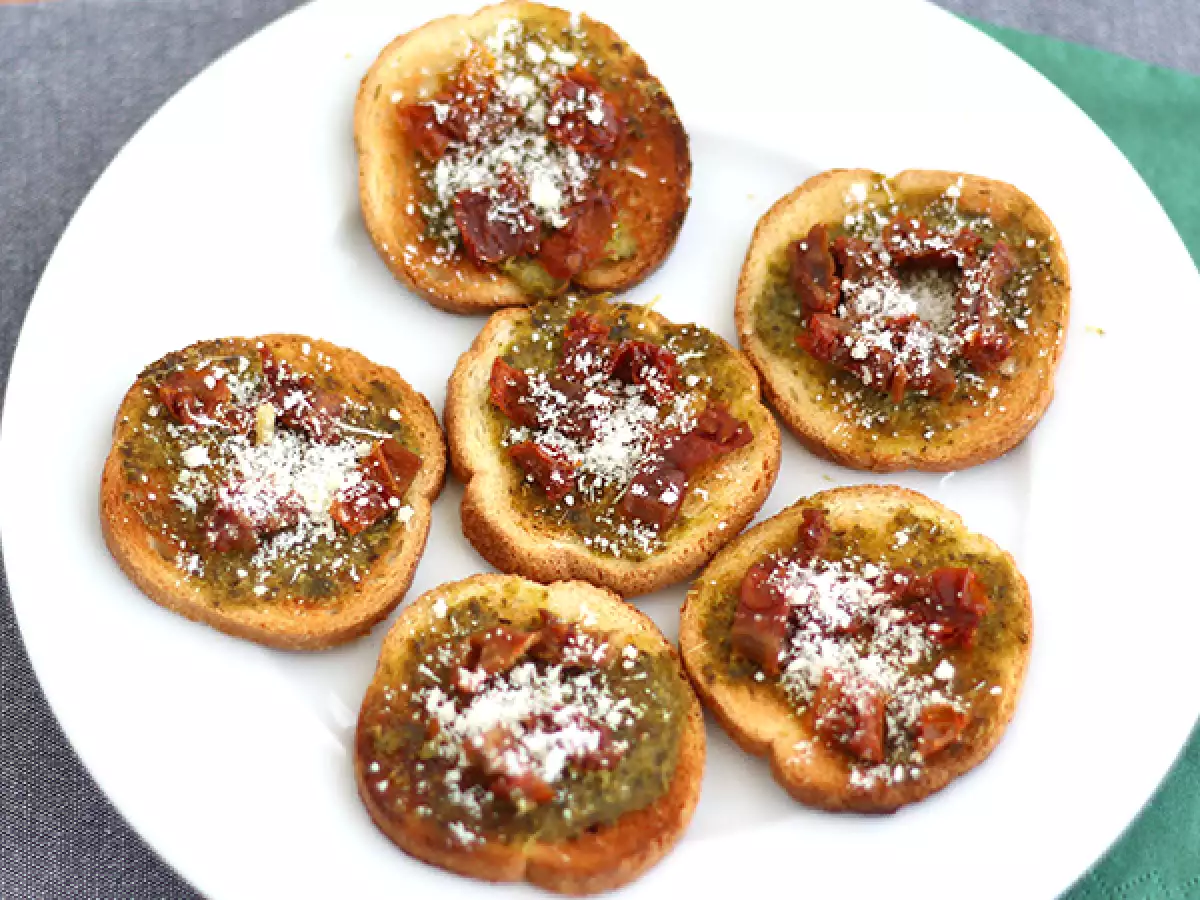 Toast s pestom, parmezánom a sušenými paradajkami - foto 2