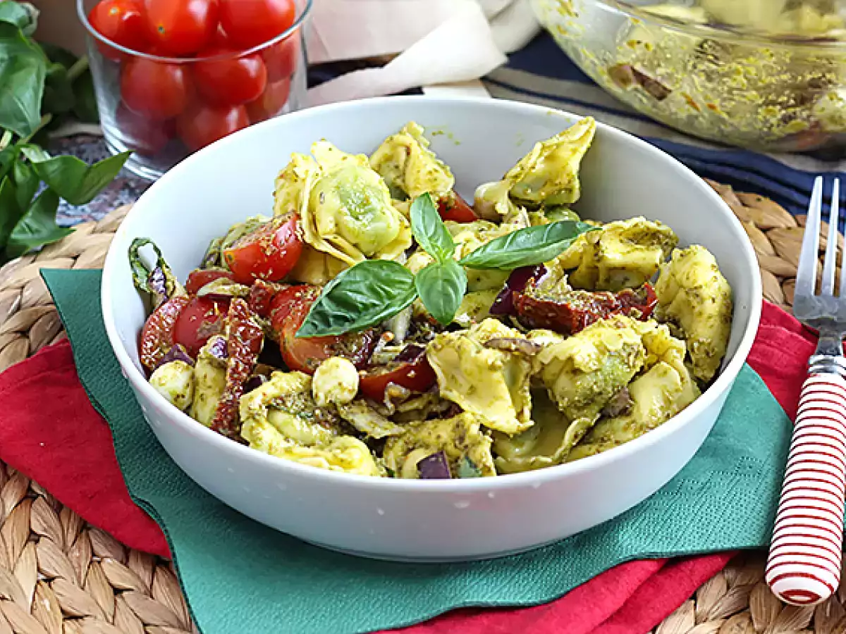 Tortellini a šalát s pestom