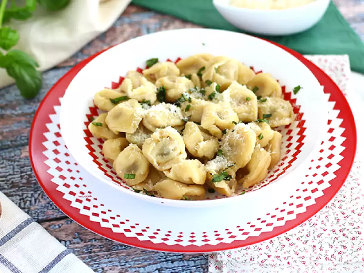 Tortellini s parmezánom, šunkou a bazalkou