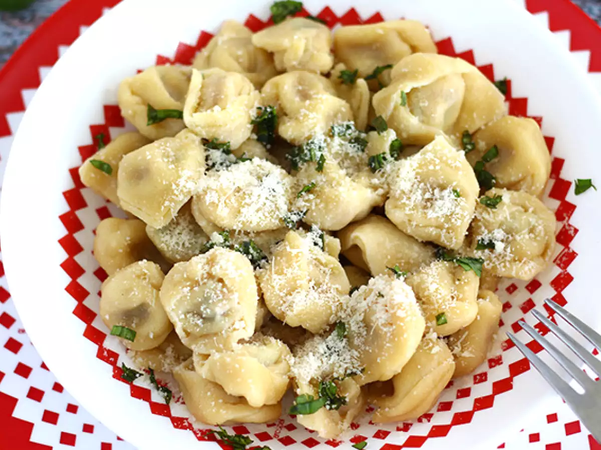 Tortellini s parmezánom, šunkou a bazalkou - foto 2