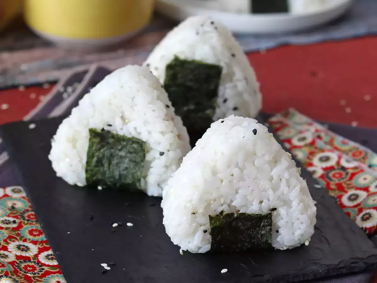 Tuniakové onigiri, malý japonský trojuholníkový sendvič s ryžou - おにぎり - foto 2