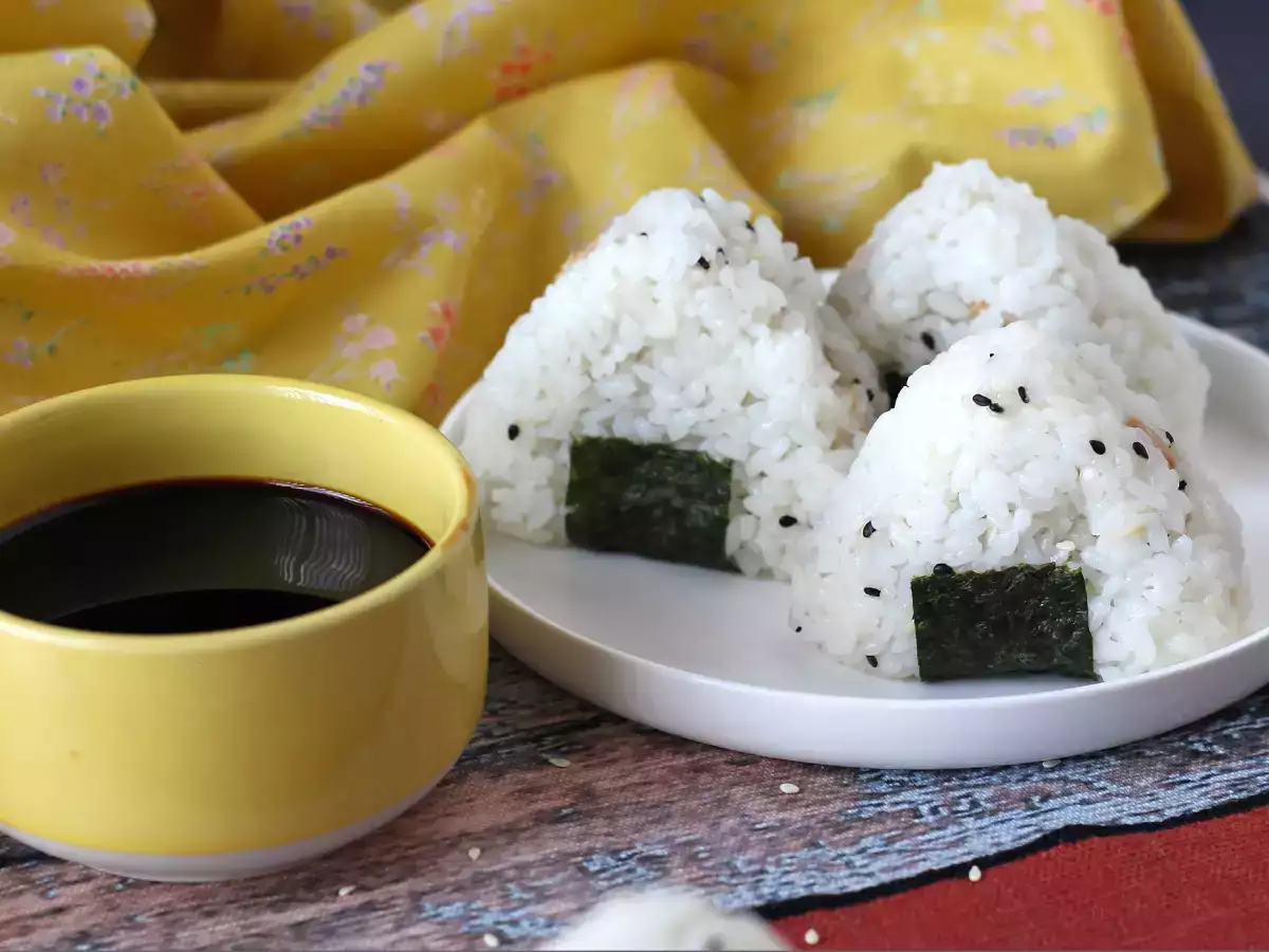 Tuniakové onigiri, malý japonský trojuholníkový sendvič s ryžou - おにぎり - foto 3