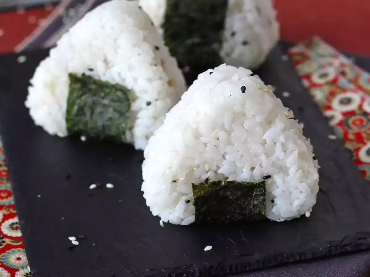 Tuniakové onigiri, malý japonský trojuholníkový sendvič s ryžou - おにぎり - foto 4