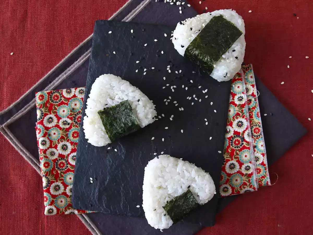 Tuniakové onigiri, malý japonský trojuholníkový sendvič s ryžou - おにぎり - foto 5