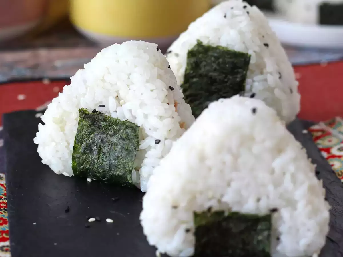 Tuniakové onigiri, malý japonský trojuholníkový sendvič s ryžou - おにぎり - foto 6