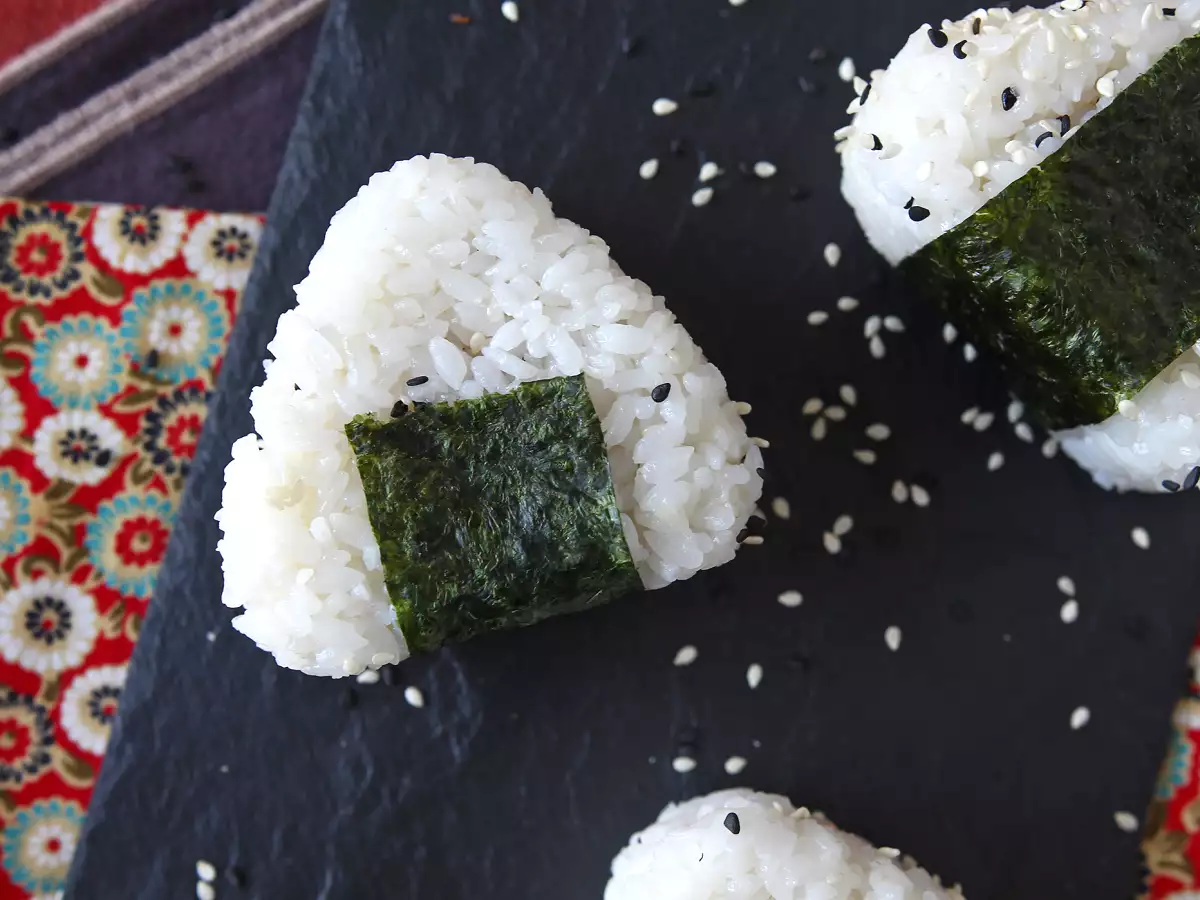 Tuniakové onigiri, malý japonský trojuholníkový sendvič s ryžou - おにぎり - foto 7