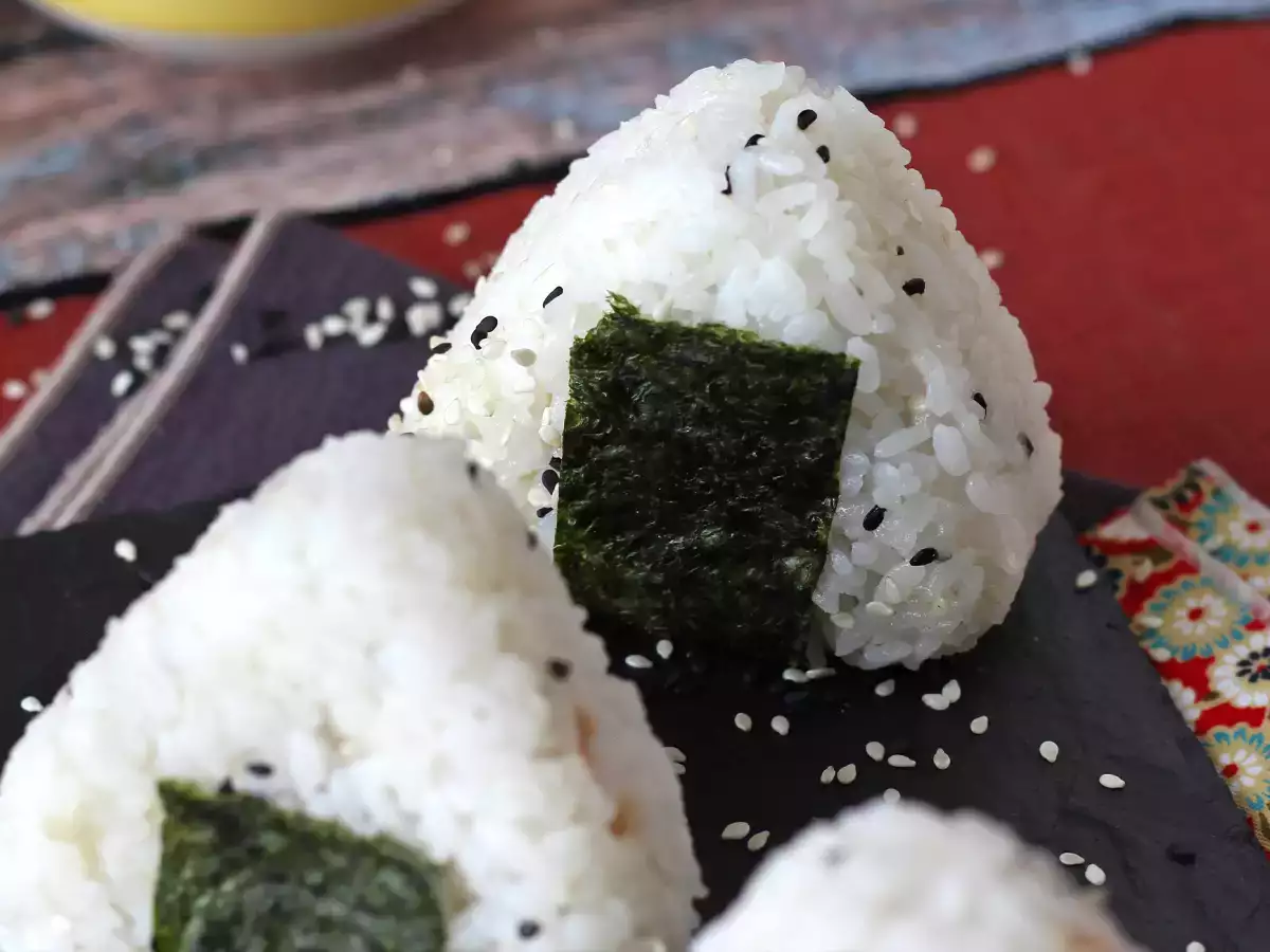 Tuniakové onigiri, malý japonský trojuholníkový sendvič s ryžou - おにぎり - foto 8