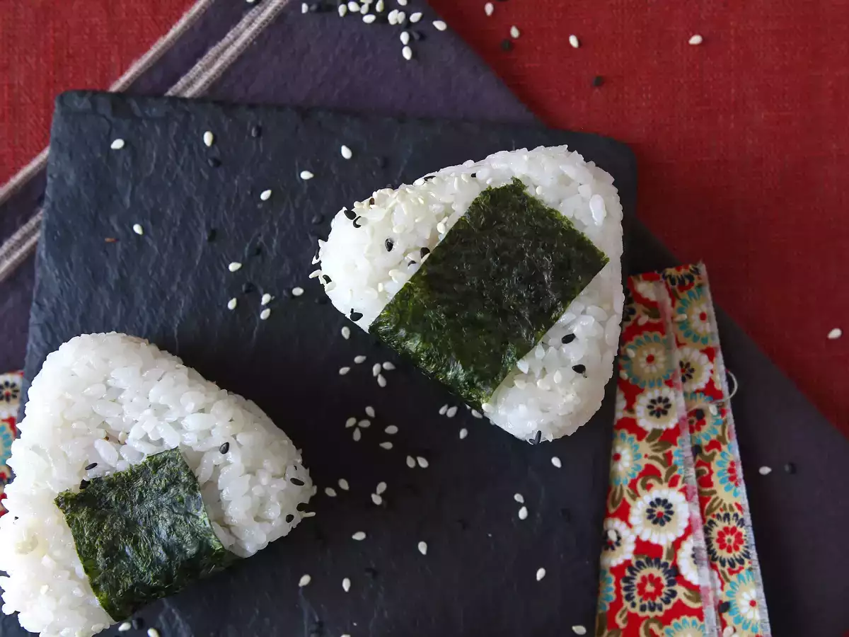 Tuniakové onigiri, malý japonský trojuholníkový sendvič s ryžou - おにぎり - foto 9
