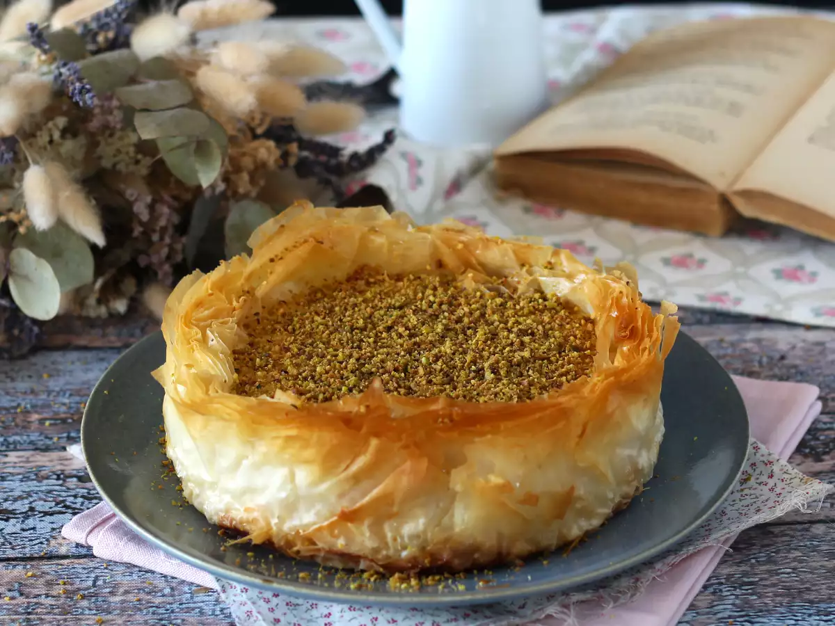 Tvarohový koláč na spôsob baklavy s pistáciami, chrumkavý a topiaci sa