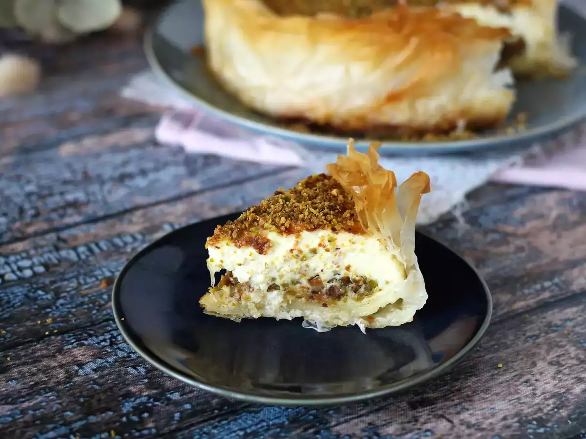 Tvarohový koláč na spôsob baklavy s pistáciami, chrumkavý a topiaci sa - foto 2