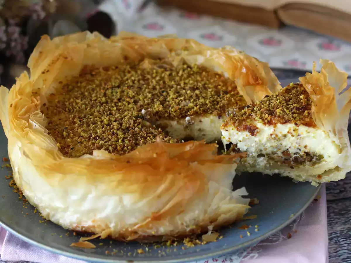 Tvarohový koláč na spôsob baklavy s pistáciami, chrumkavý a topiaci sa - foto 3