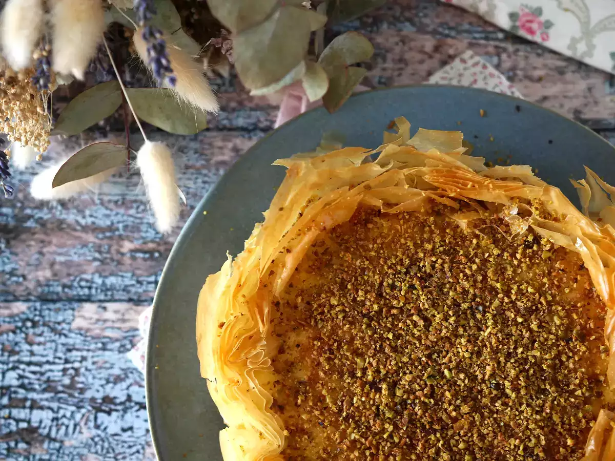 Tvarohový koláč na spôsob baklavy s pistáciami, chrumkavý a topiaci sa - foto 4