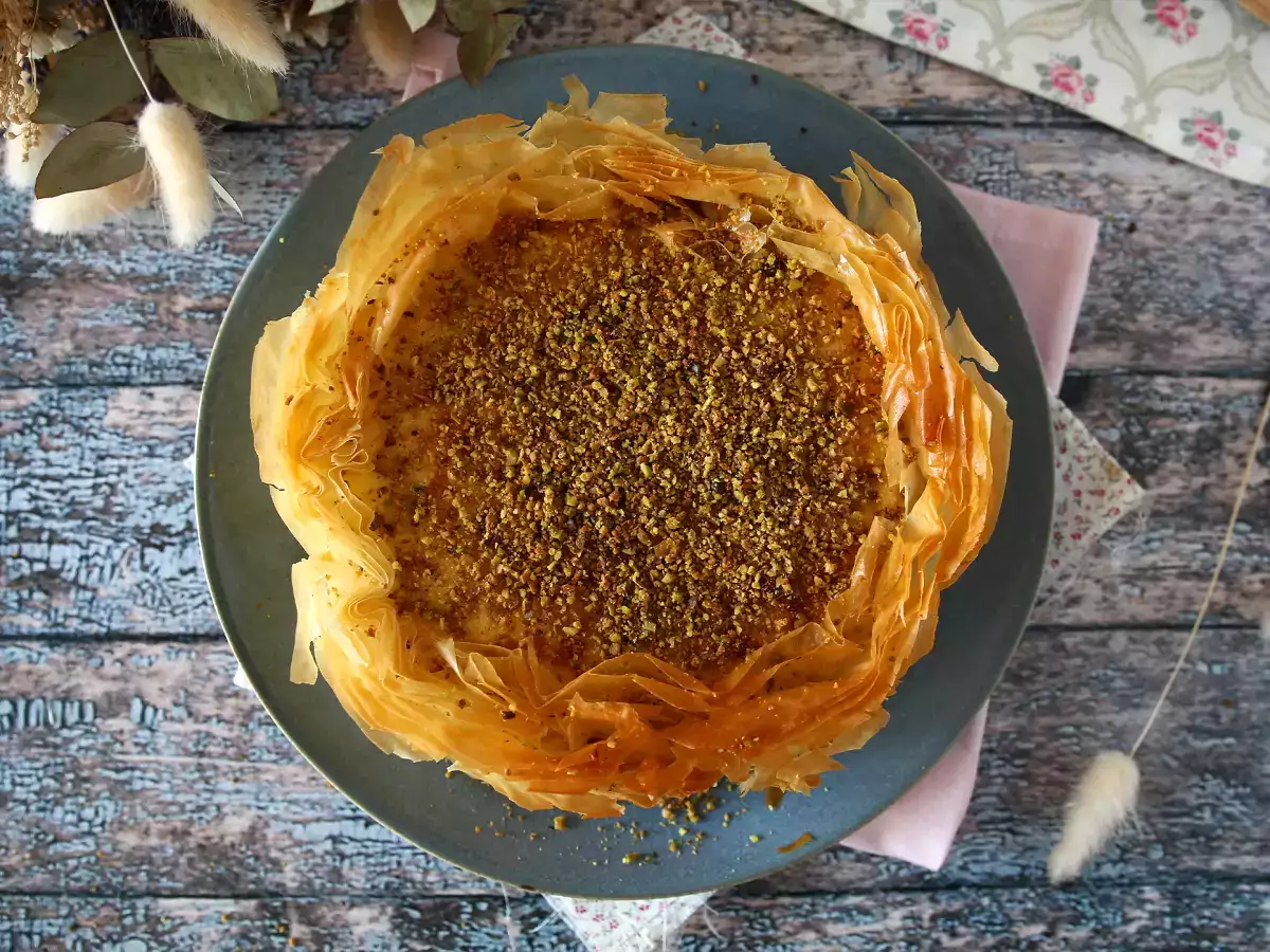 Tvarohový koláč na spôsob baklavy s pistáciami, chrumkavý a topiaci sa - foto 6