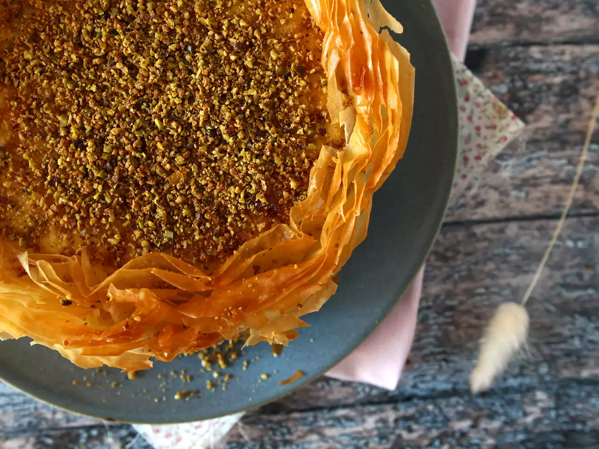 Tvarohový koláč na spôsob baklavy s pistáciami, chrumkavý a topiaci sa - foto 7