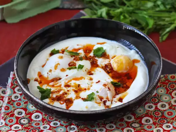 Recept Vajíčka na turecký spôsob na jogurtovom základe s pikantným olejom - çilbir