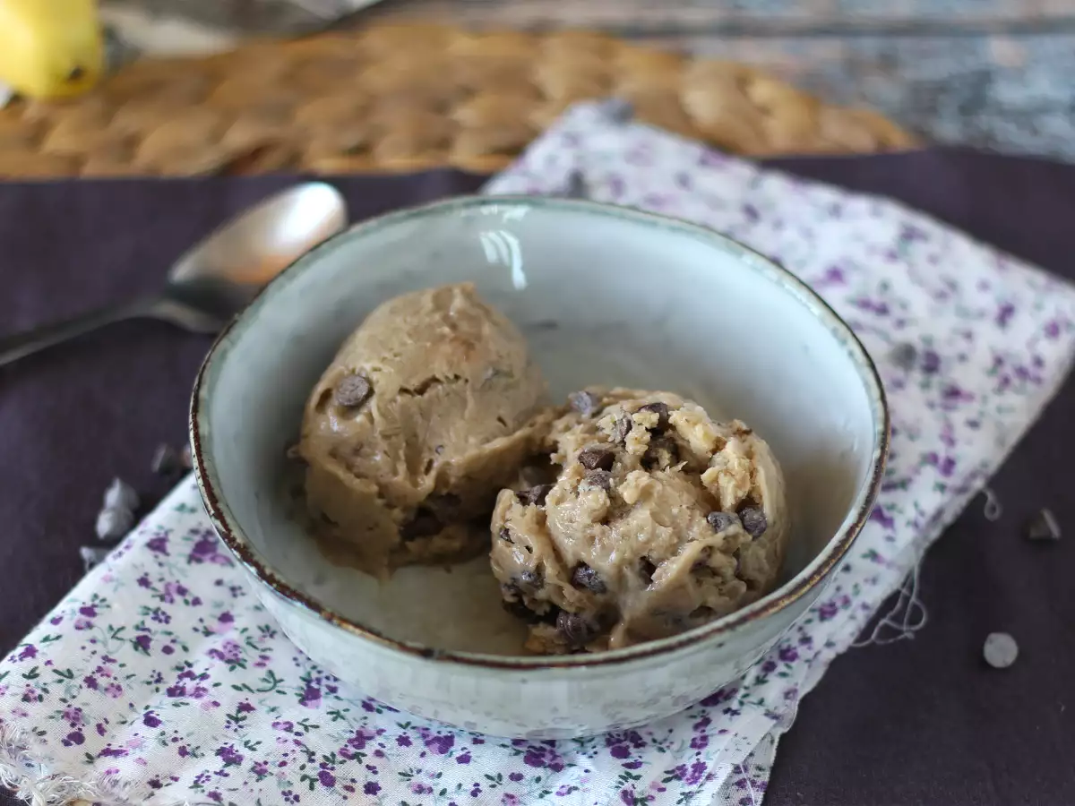 Vegánska banánová zmrzlina super jednoduchá na prípravu s príchuťou cookies! Vegánske sušienkové cesto